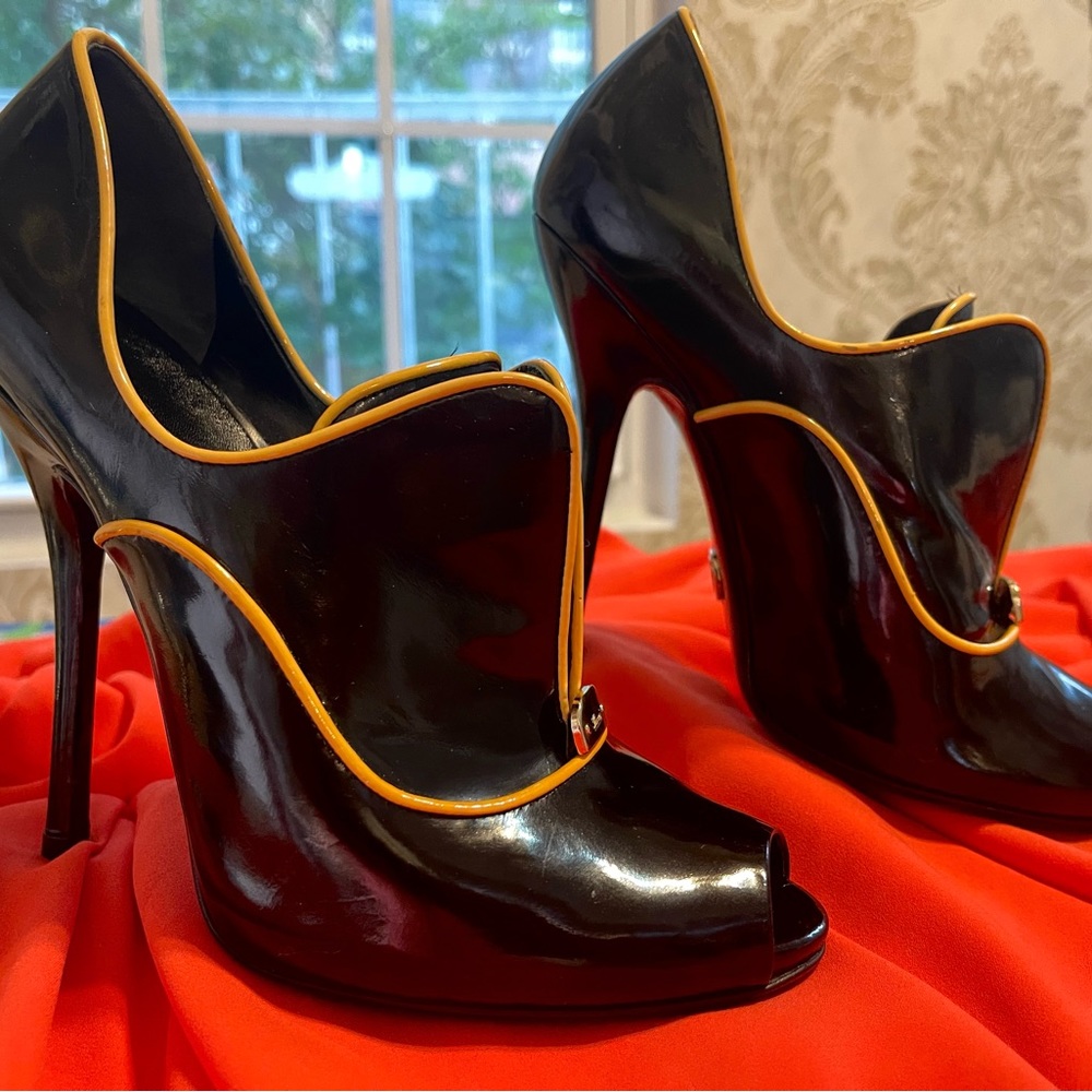 Authentic Sexy GUCCI high heels! Almost new. Freshly refinished. RARE.